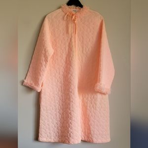 Vintage Elegant Peach Quilted House Coat/Zip up Robe